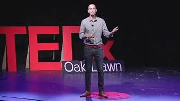 Matthew Confer 在 TED 演讲《Before you decide: three steps to better decisions》的官方画面